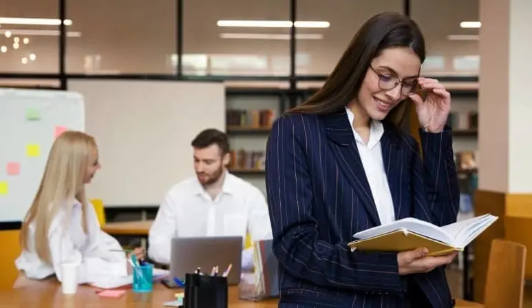 Mujer sonriente consiguiendo sus metas