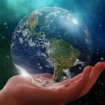 El planeta tierra en una mano