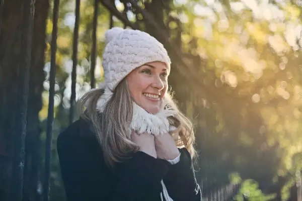 Inmuno chica feliz en invierno