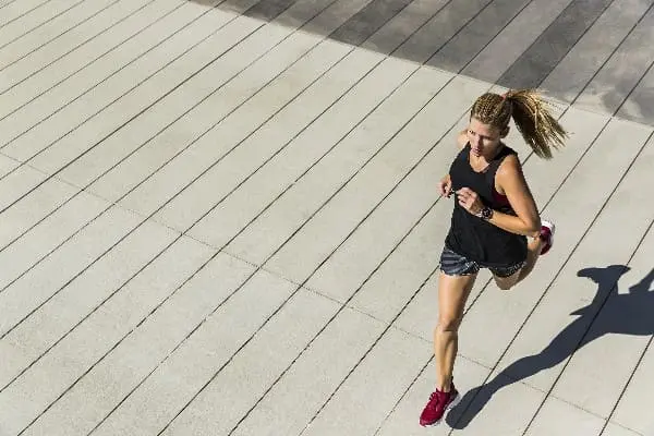 Chica haciendo running