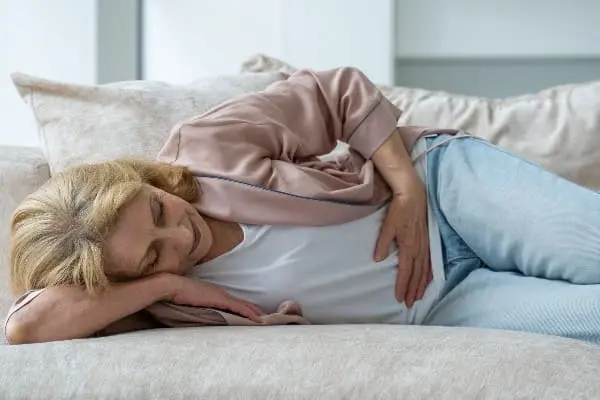 mujer_acostada_con_dolor_vientre