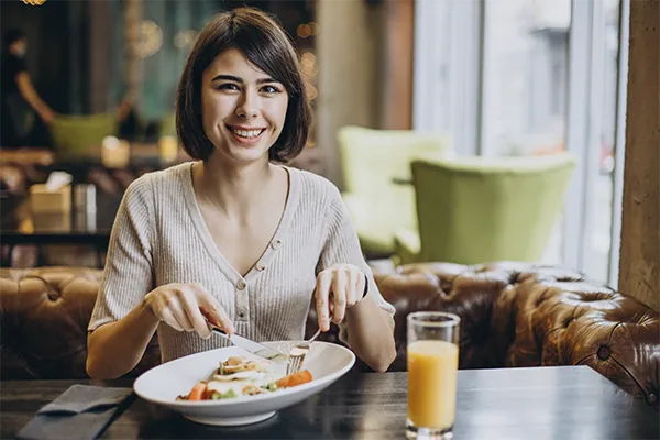 mujer comiendo sano