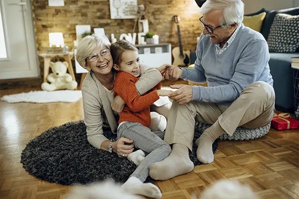 Abuelos jugando con nieta