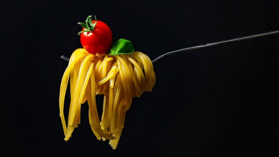 espagueti con un tomate cherry