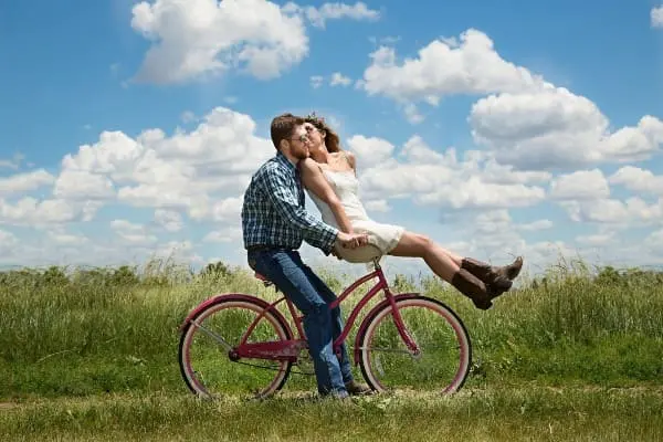 chico chica en bicicleta